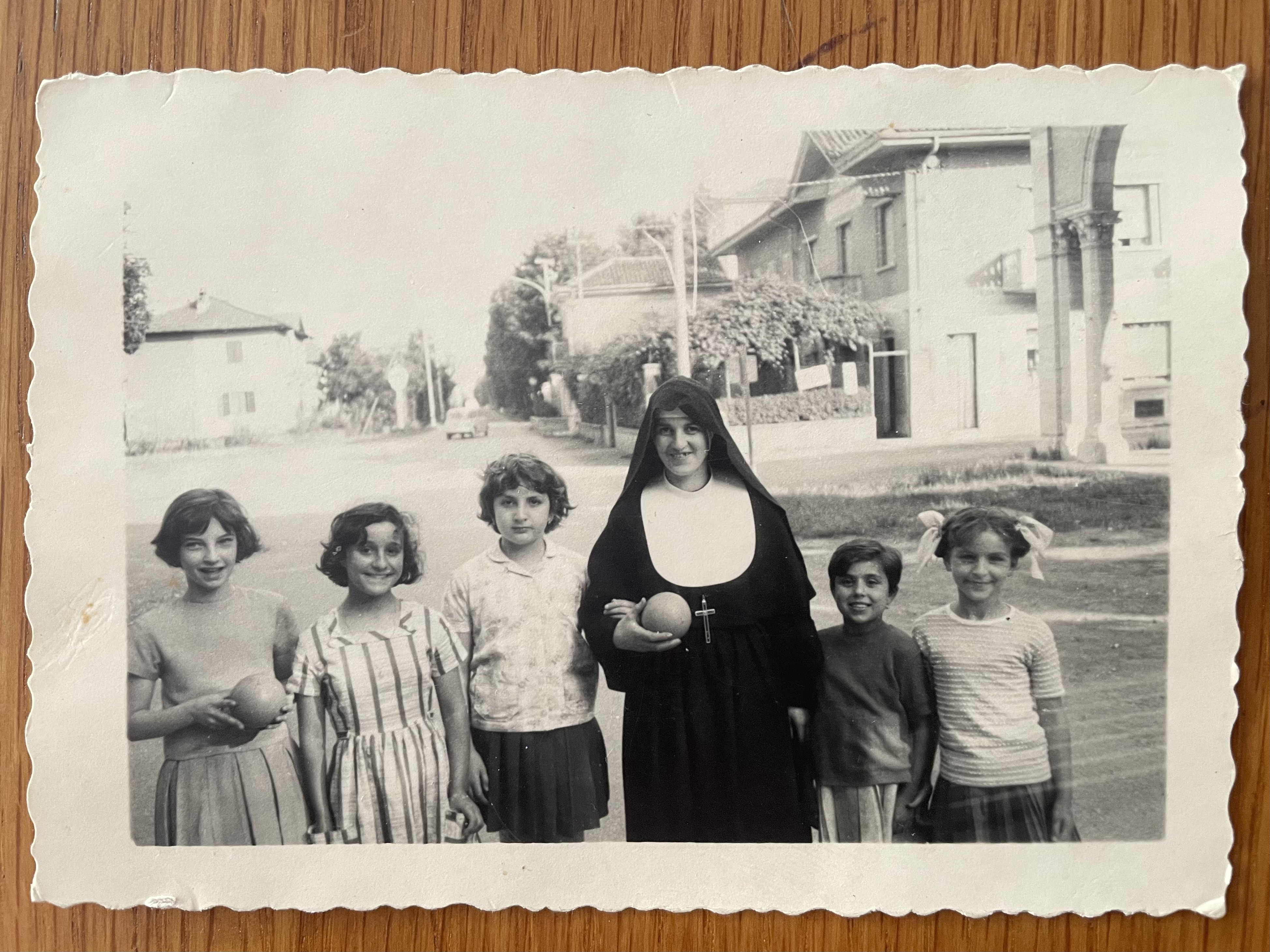 Foto d'archivio dell'apertura della scuola negli anni '60