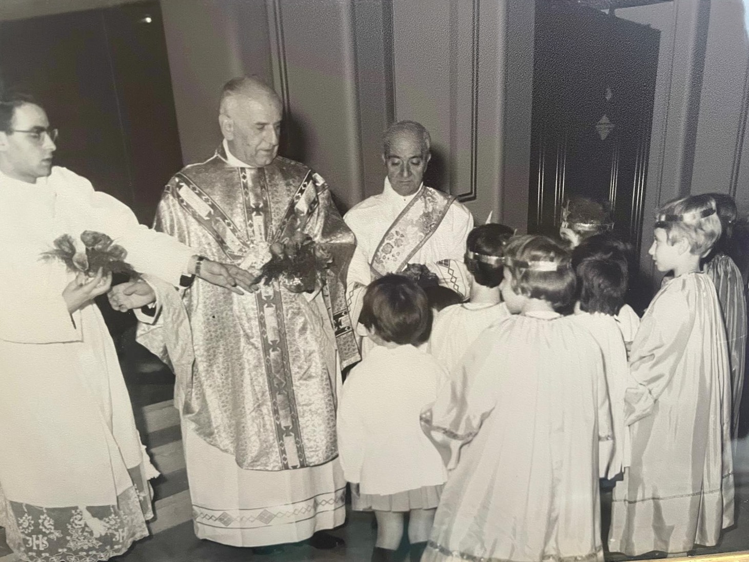 Cerimonia di inaugurazione della scuola nel 1961 con Mons. Emilio Vacha